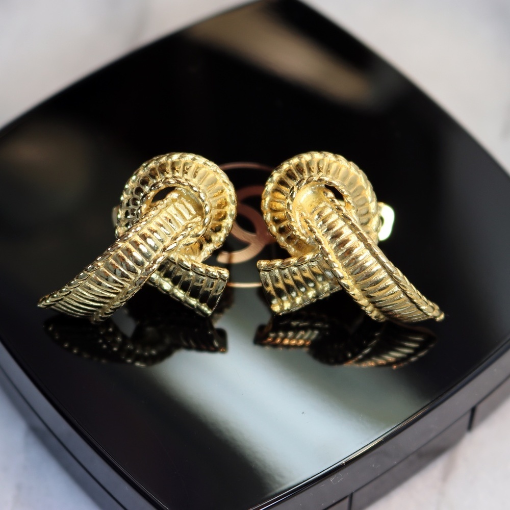 ⚜️ GIVENCHY PARIS NEW YORK "LOVE KNOT" GOLD PLATED BIJOUX PIERCED EARRINGS - Picture 14 of 16